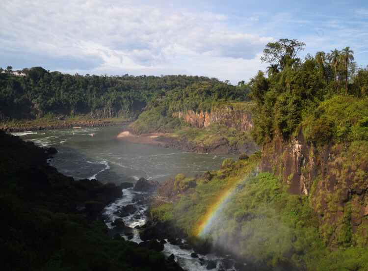 Chutes Iguazu arc-en-ciel-vue